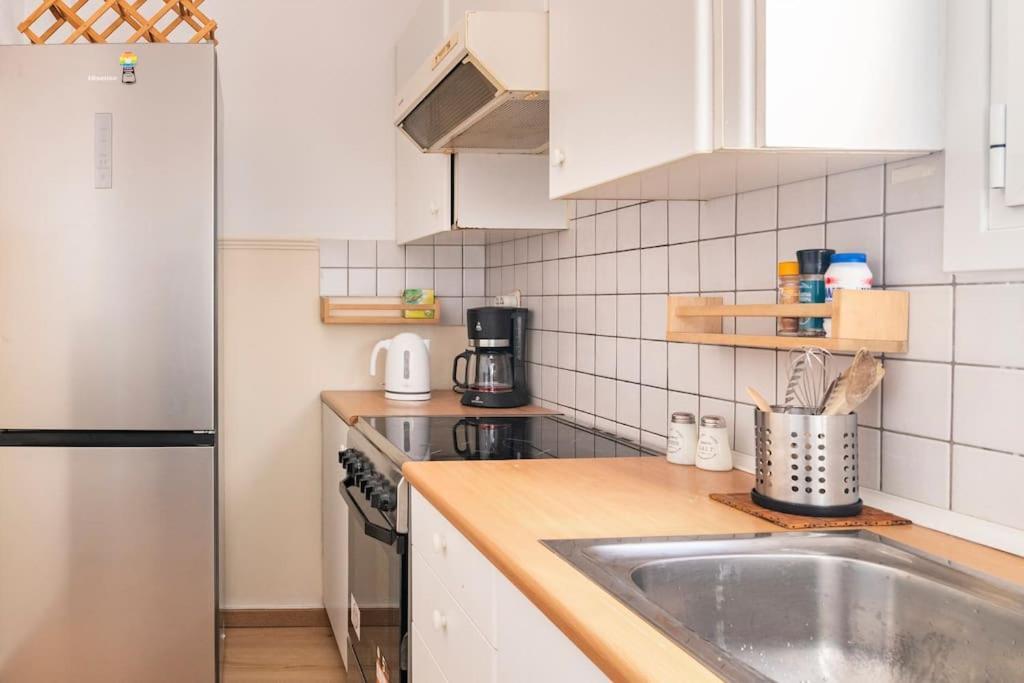 Top Floor Apartment At Petrolona With Big Balcony Атина Екстериор снимка