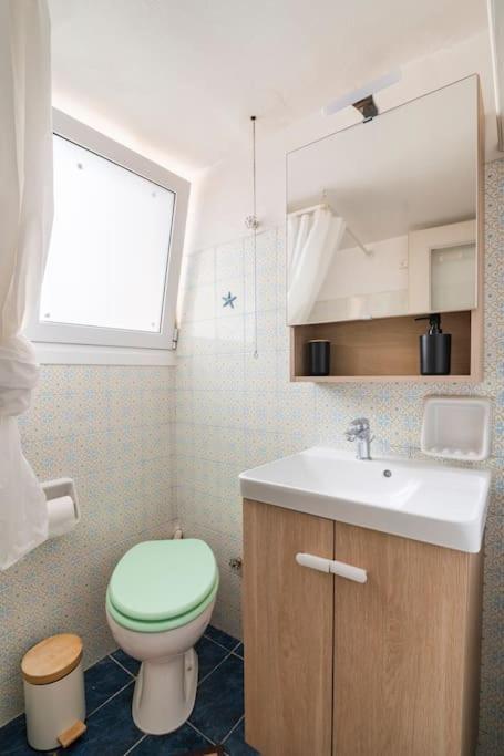 Top Floor Apartment At Petrolona With Big Balcony Атина Екстериор снимка