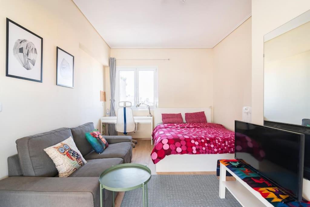 Top Floor Apartment At Petrolona With Big Balcony Атина Екстериор снимка