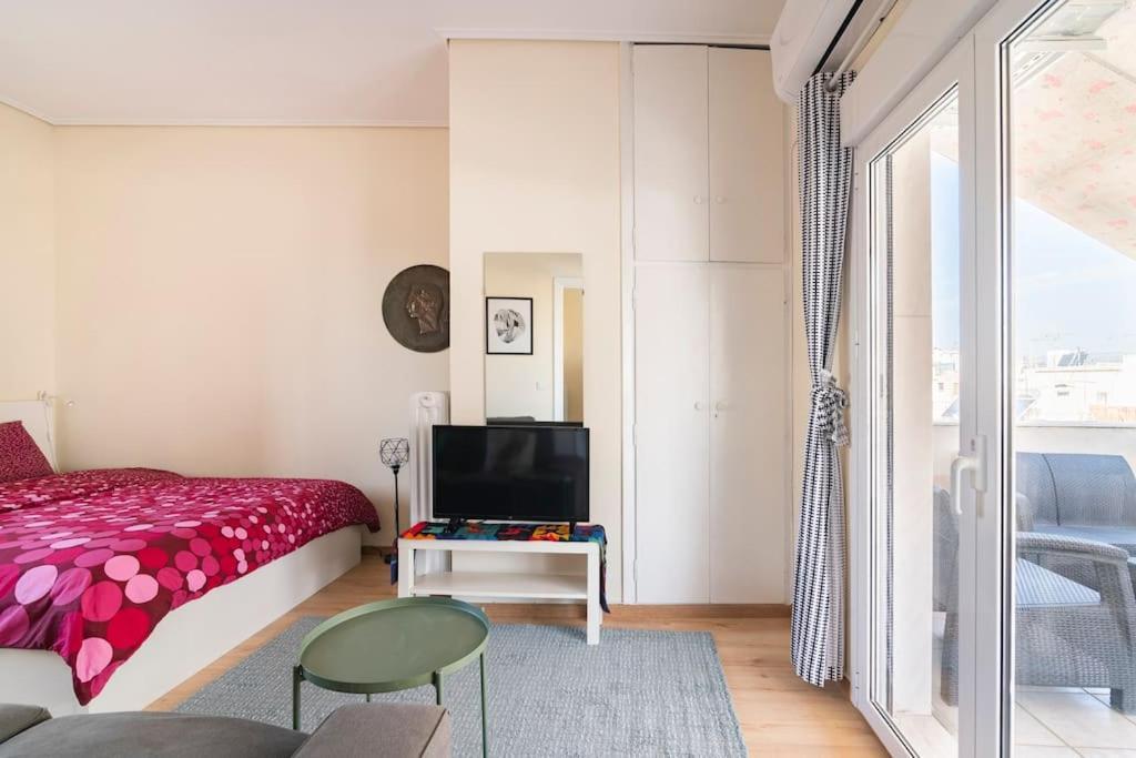 Top Floor Apartment At Petrolona With Big Balcony Атина Екстериор снимка