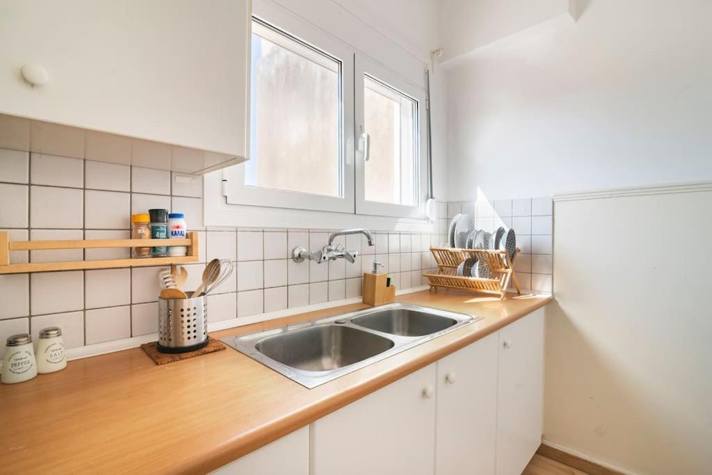 Top Floor Apartment At Petrolona With Big Balcony Атина Екстериор снимка