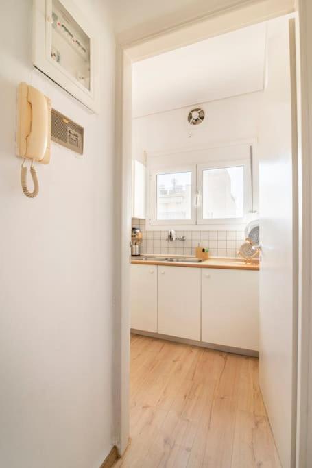 Top Floor Apartment At Petrolona With Big Balcony Атина Екстериор снимка